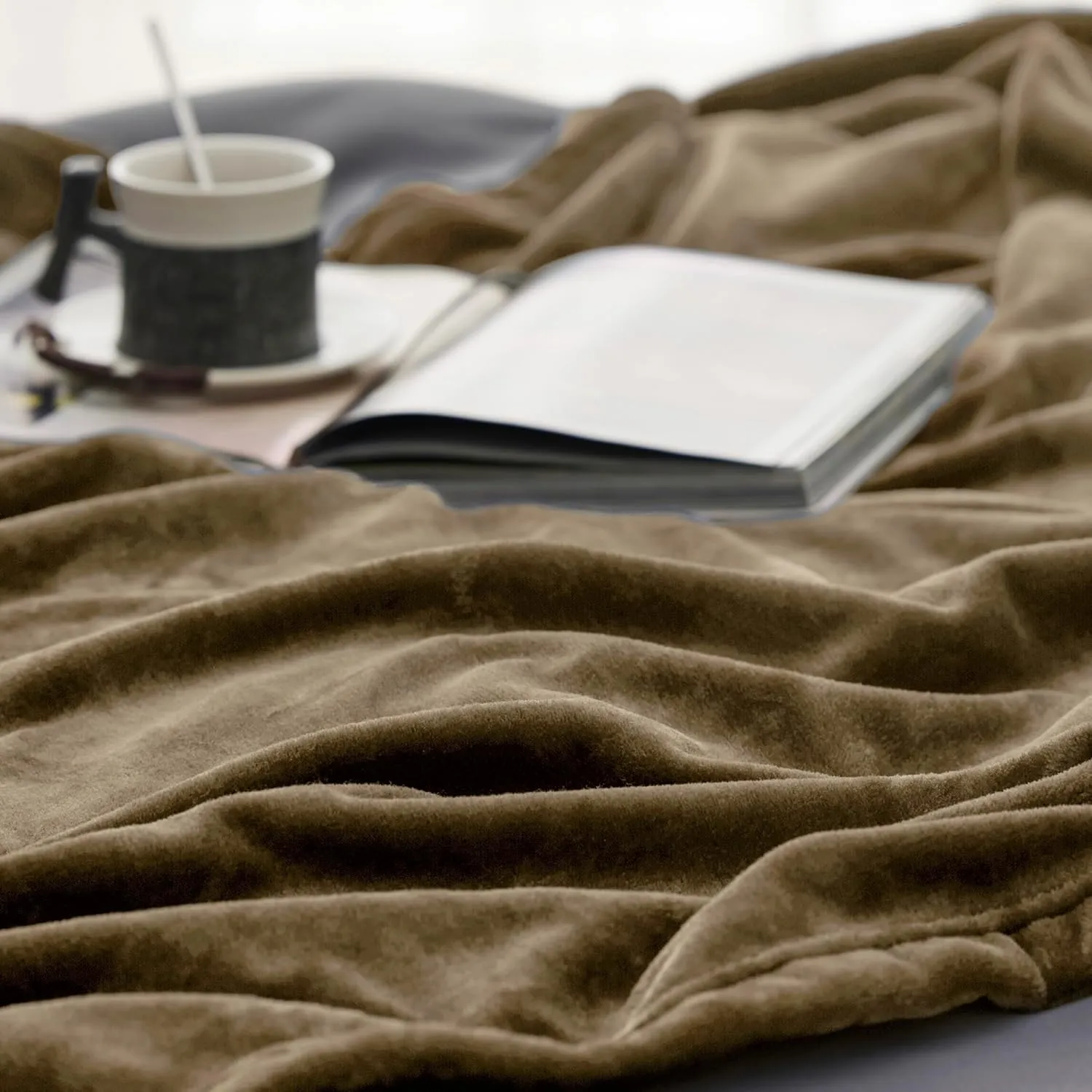 Bedsure Fleece Blankets Queen Size Camel - Bed Blanket Soft Lightweight Plush Fuzzy Cozy Luxury Microfiber, 90x90 inches